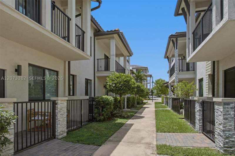 3 bedroom Condominium at 4532 NW 83 Psge 0, Urbana Downtown Doral, Doral — photo 4