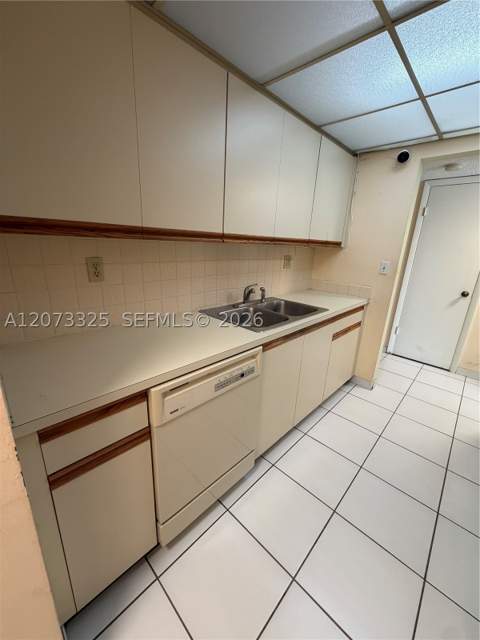 2457 Collins Ave 1405, Miami Beach FL - photo 12 of 60