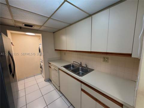 2457 Collins Ave 1405, Miami Beach FL - photo 15 of 60