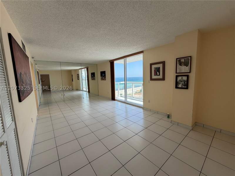 1 bedroom Condominium at 2457 Collins Ave 1405, The Royal Club Condo, Miami Beach — photo 4