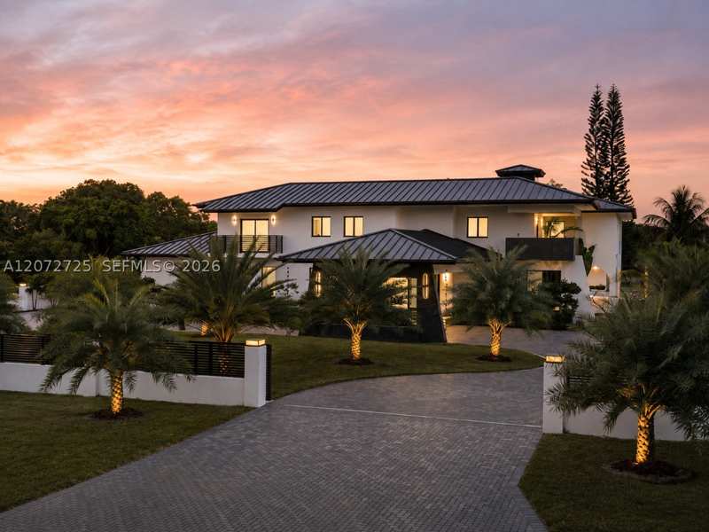 8 bedroom SingleFamilyResidence at 10201 SW 64th St, Miller Drive Estates, Miami — photo 1