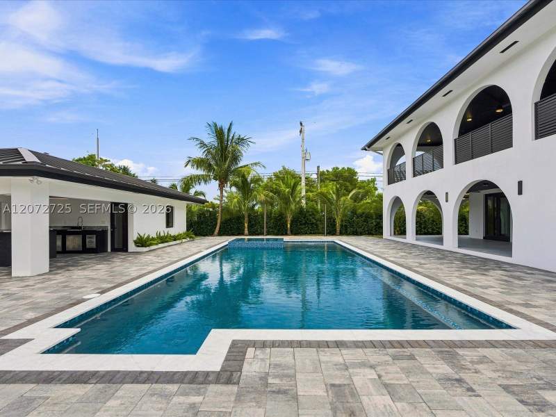 8 bedroom SingleFamilyResidence at 10201 SW 64th St, Miller Drive Estates, Miami — photo 5