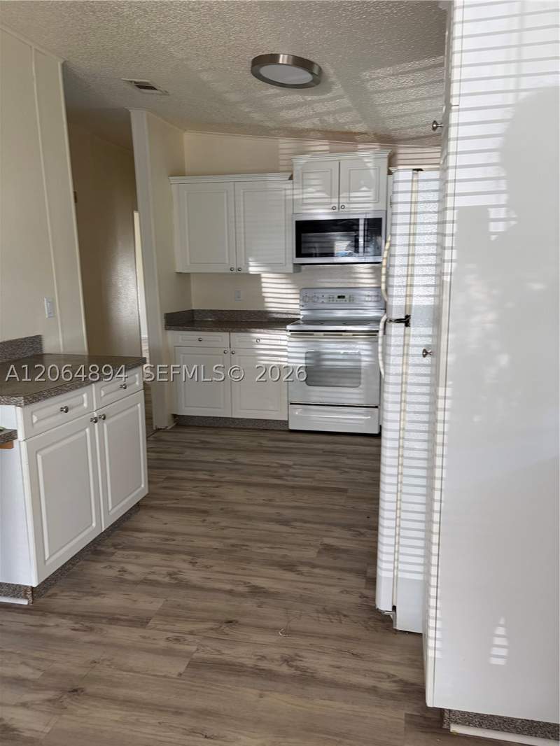 2 bedroom MobileHome at 35303 SW 180th Ave Lot 333, Gateway West Condo, Homestead — photo 4