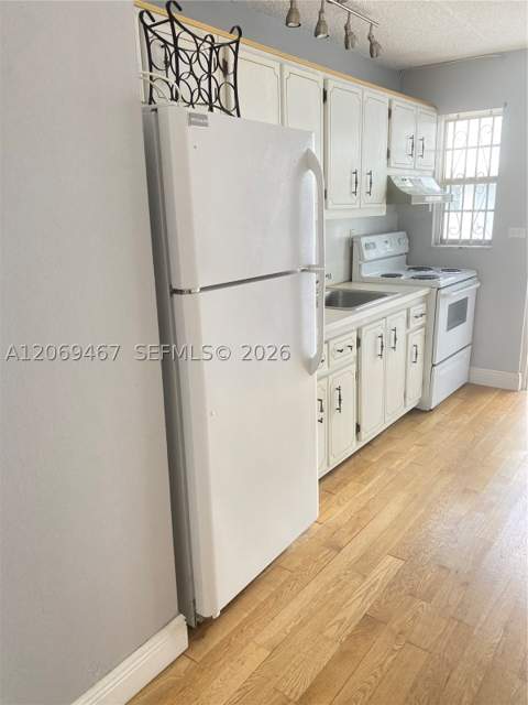 221 Meridian Ave 305, Miami Beach FL - photo 9 of 12