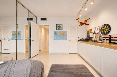 300 Bayview Dr 807, Sunny Isles Beach FL - photo 13 of 23