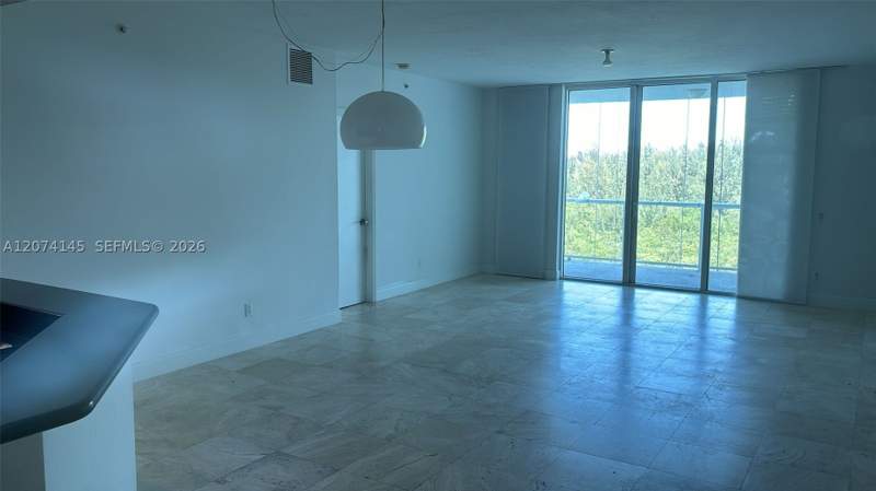 3 bedroom Condominium at 14951 Royal Oaks Ln 702, The Oaks I Condo, North Miami — photo 3