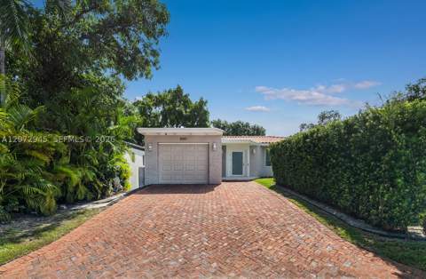 8901 Hawthorne Ave, Surfside FL - photo 10 of 16