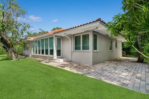 8901 Hawthorne Ave, Surfside FL - photo 13 of 16