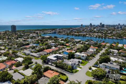 8901 Hawthorne Ave, Surfside FL - photo 6 of 16
