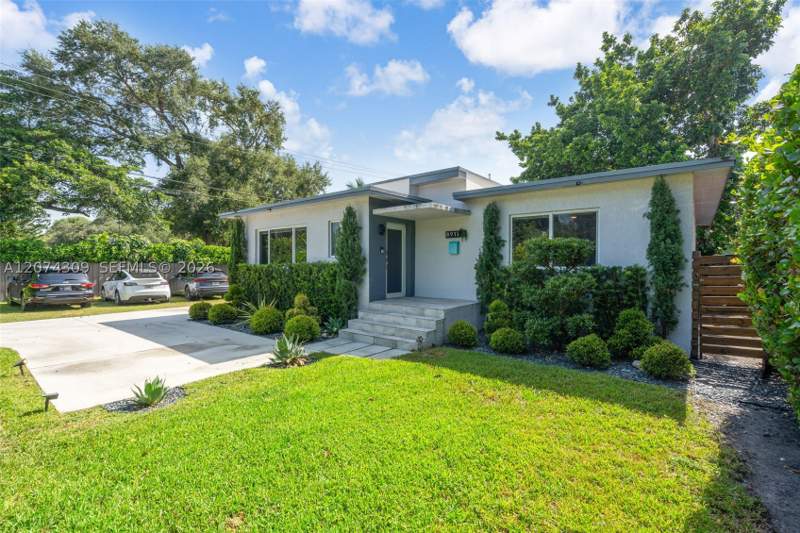 2 bedroom SingleFamilyResidence at 8911 N Miami Ave, El Portal Sec 3, El Portal — photo 3