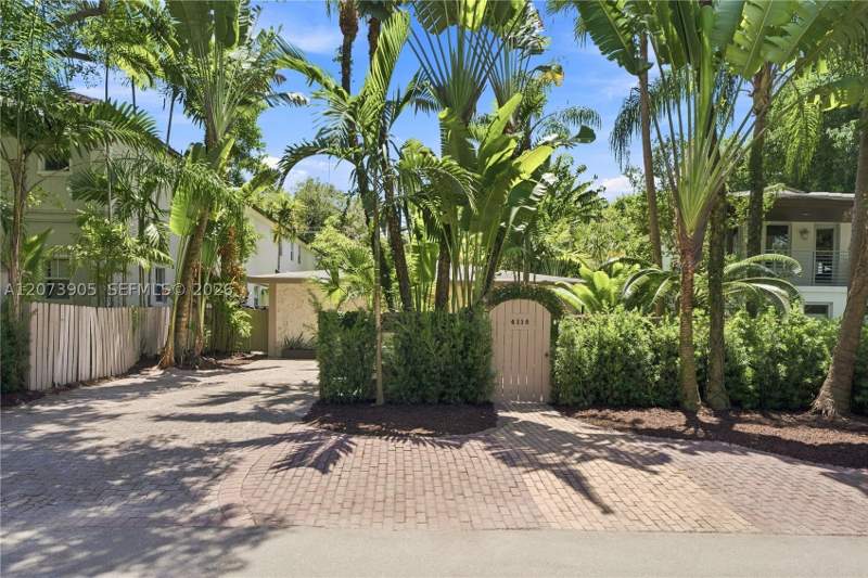 4 bedroom SingleFamilyResidence at 4110 Battersea Rd, Coconut Grove Manor, Miami — photo 2