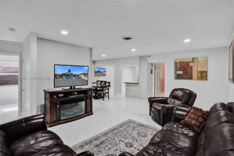 3 bedroom Villa at 903 W 77th St, Sub Of, Hialeah — photo 3