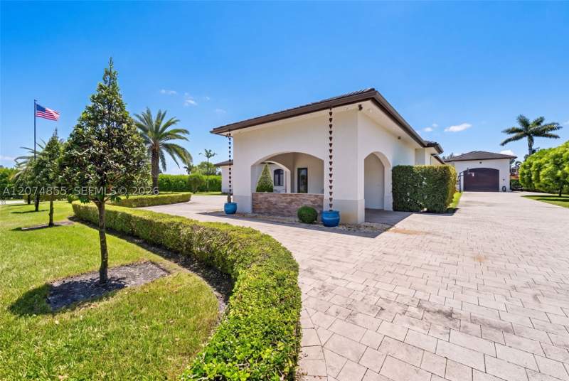 6 bedroom SingleFamilyResidence at 10352 NW 131st St, Los Jardines Estates, Hialeah Gardens — photo 3