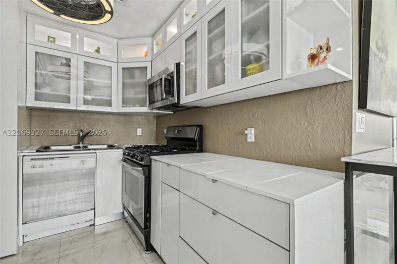 2 bedroom Condominium at 350 S Shore Dr 15, 350 So Shore Dr At Villag, Miami Beach — photo 4