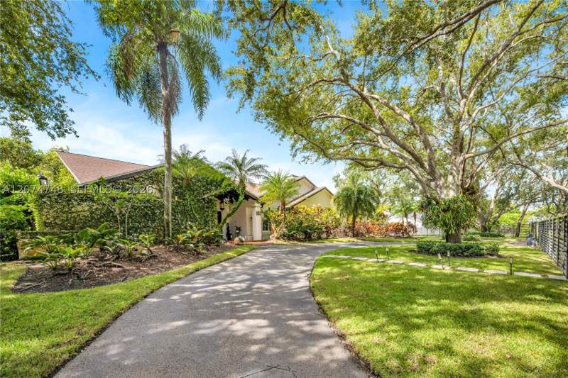 5 bedroom SingleFamilyResidence at 8440 SW 182nd Ter, Section 22 Bel-Aire, Palmetto Bay — photo 2