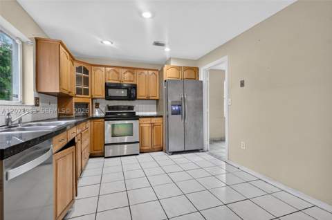 253 NE 211th Ter, Miami FL - photo 13 of 45