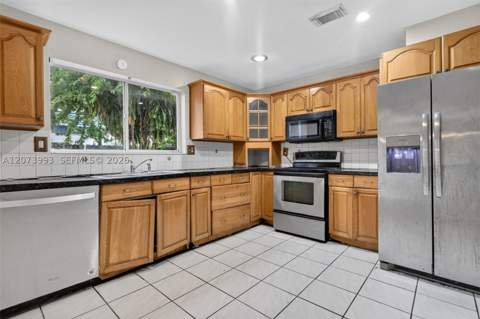253 NE 211th Ter, Miami FL - photo 16 of 45