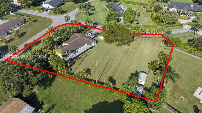 4 bedroom SingleFamilyResidence at 16880 SW 278th St, The Redlands Sec 2, Homestead — photo 2
