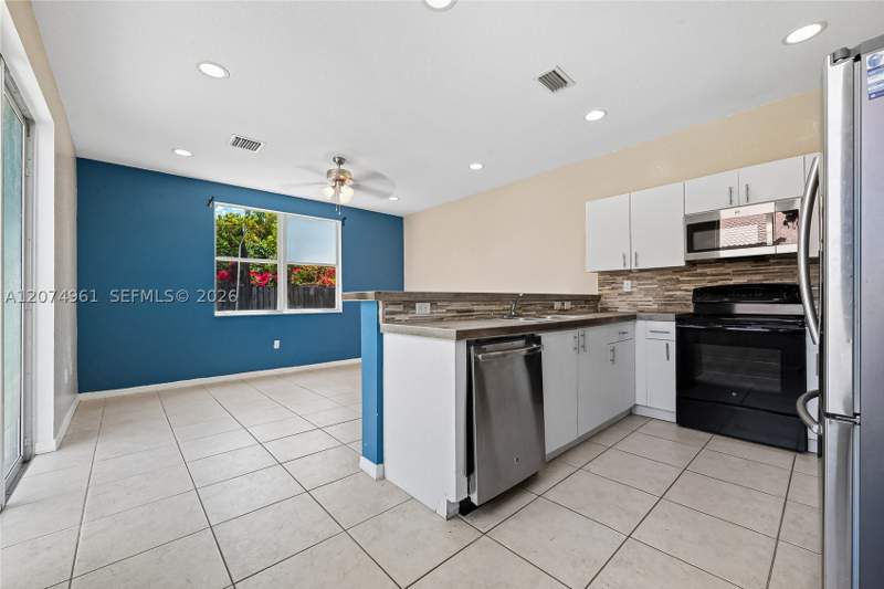 4 bedroom SingleFamilyResidence at 1567 SE 20th Ave, Shores At Keys Gate, Homestead — photo 2