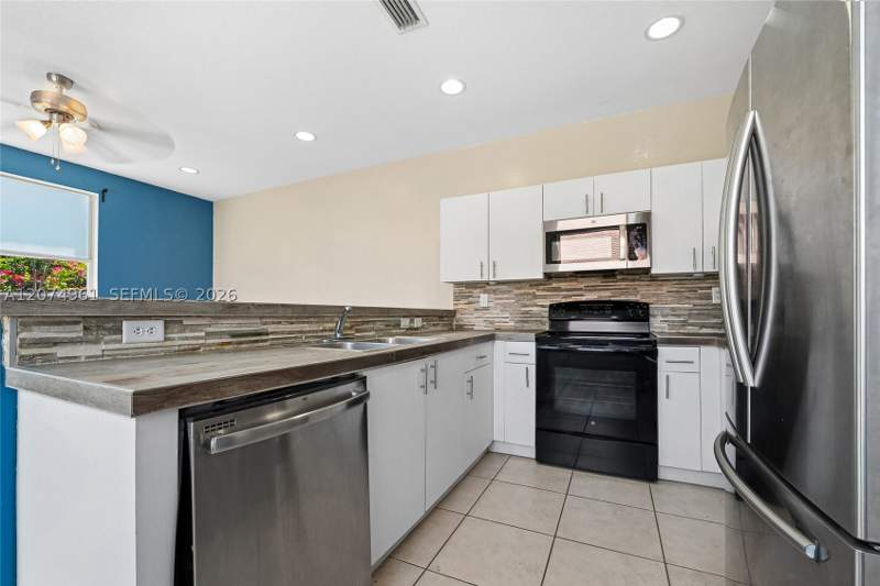 4 bedroom SingleFamilyResidence at 1567 SE 20th Ave, Shores At Keys Gate, Homestead — photo 3