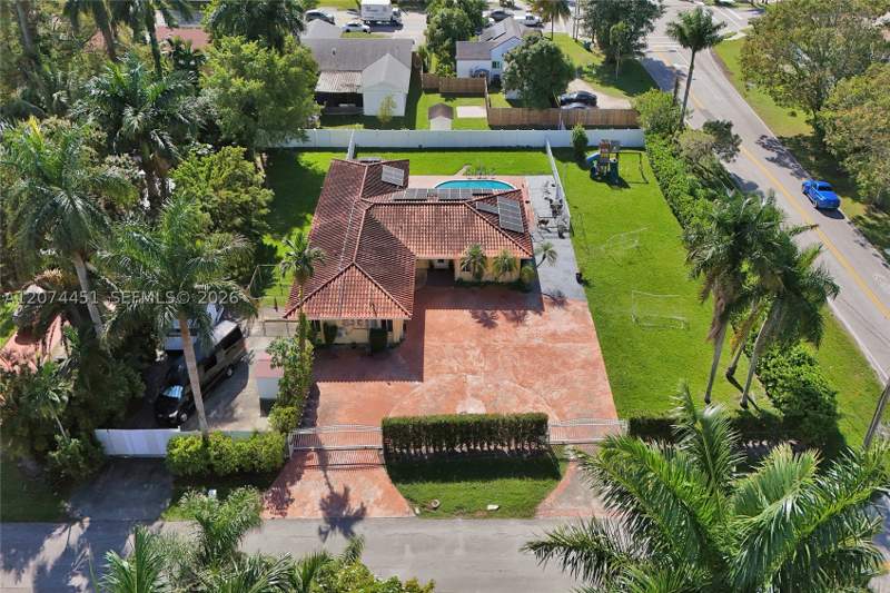 4 bedroom SingleFamilyResidence at 2 NE 160th St, Bisc Gardens Sec C, Miami — photo 2