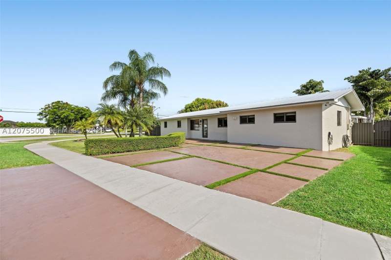 5 bedroom SingleFamilyResidence at 1391 NW 18th St, Homriv Subdivision, Homestead — photo 3