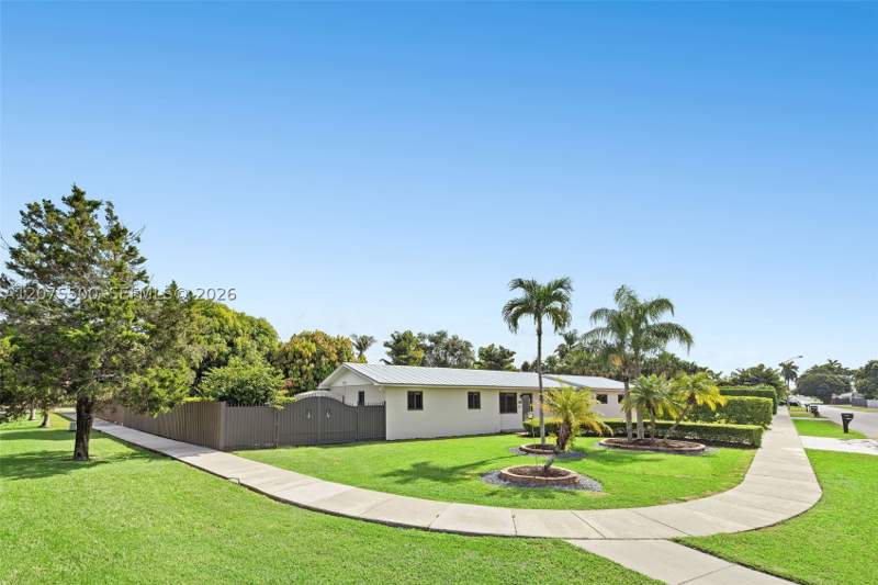5 bedroom SingleFamilyResidence at 1391 NW 18th St, Homriv Subdivision, Homestead — photo 4