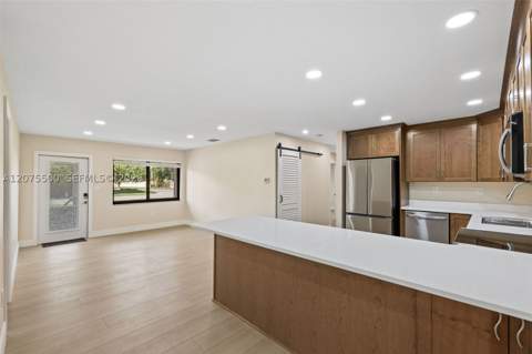 1391 NW 18th St, Homestead FL - photo 7 of 35