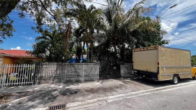 1 bedroom SingleFamilyResidence at 1531 NW 59th St, Orange Heights, Miami — photo 1