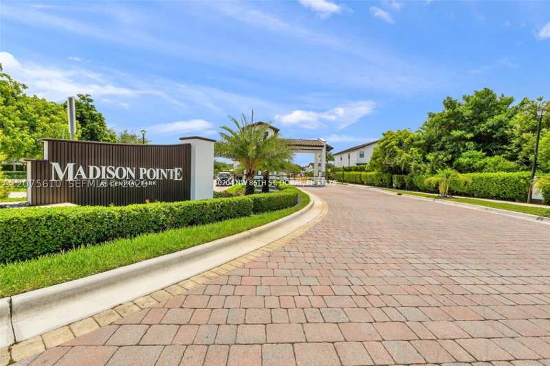 5 bedroom SingleFamilyResidence at 10204 NW 86th St, Grand Bay North, Doral — photo 1