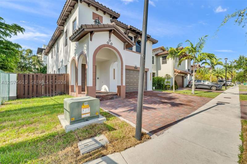 5 bedroom SingleFamilyResidence at 10204 NW 86th St, Grand Bay North, Doral — photo 3