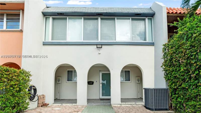 2 bedroom Townhouse at 7025 W 3rd Ct, 2ND ADDN TO PALM SPRINGS, Hialeah — photo 1