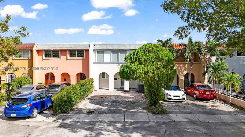 2 bedroom Townhouse at 7025 W 3rd Ct, 2ND ADDN TO PALM SPRINGS, Hialeah — photo 2