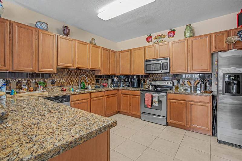 3 bedroom SingleFamilyResidence at 527 SE 31st Ave, Rauls Place At Oasis, Homestead — photo 4