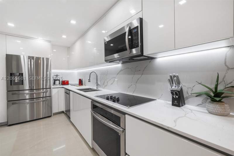 1 bedroom Condominium at 10185 Collins Ave 1223, The Plaza Of Bal Harbour, Bal Harbour — photo 5