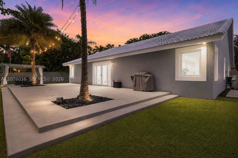 4 bedroom SingleFamilyResidence at 9430 SW 215th Ln, Lakes By The Bay Sec 7, Cutler Bay — photo 2