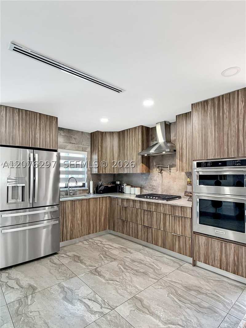 4 bedroom SingleFamilyResidence at 233 W 39th Pl, Plat Of Anacris, Hialeah — photo 1