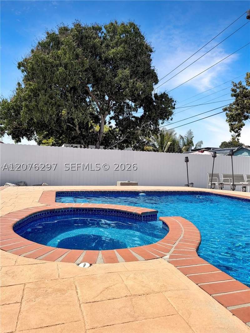 4 bedroom SingleFamilyResidence at 233 W 39th Pl, Plat Of Anacris, Hialeah — photo 2