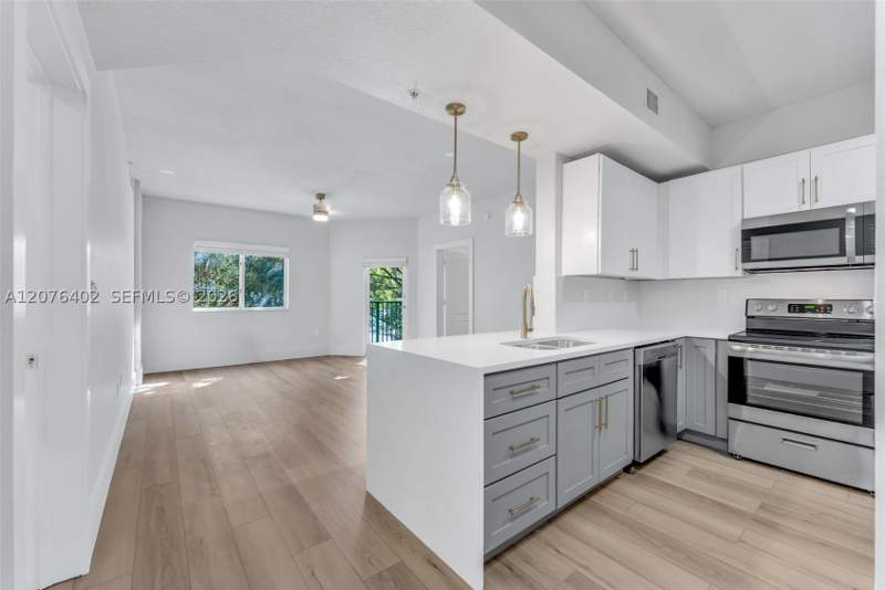 2 bedroom Condominium at 6001 SW 70th St 512, Valencia Condo, South Miami — photo 5