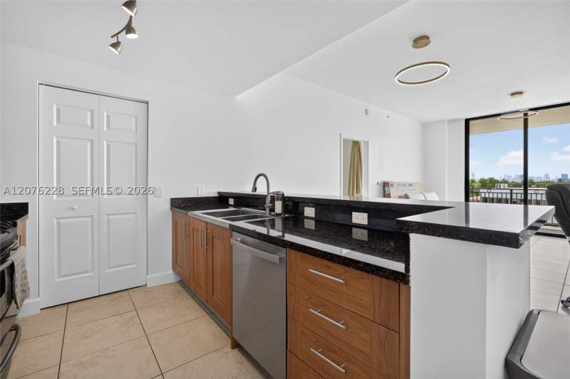 2 bedroom Condominium at 1300 Ponce De Leon Blvd 405, 1300 Ponce Condo, Coral Gables — photo 4