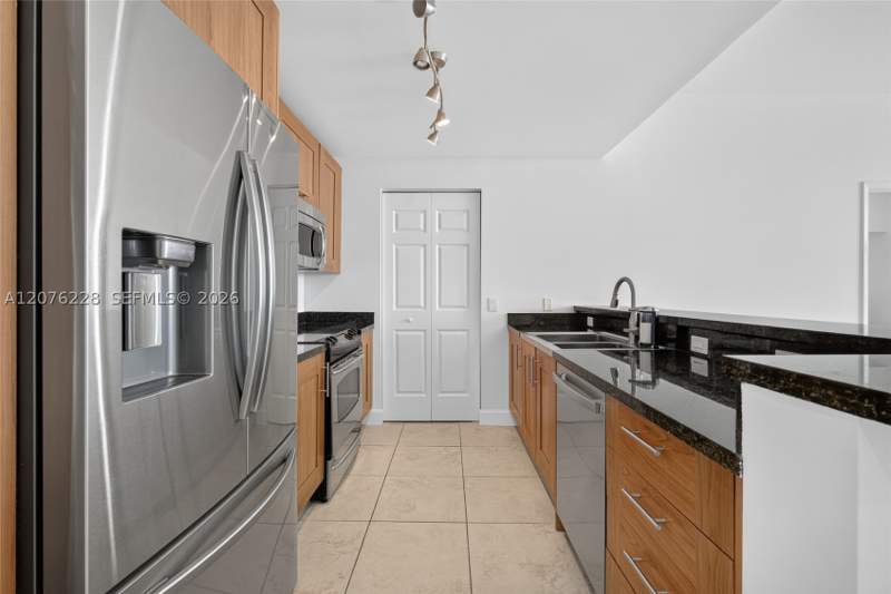 2 bedroom Condominium at 1300 Ponce De Leon Blvd 405, 1300 Ponce Condo, Coral Gables — photo 5
