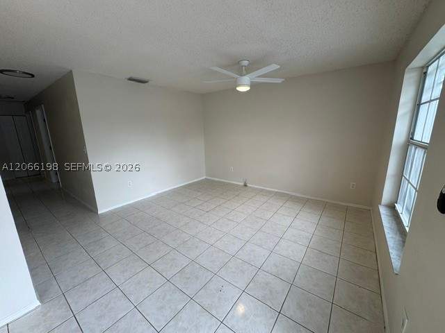 3 bedroom SingleFamilyResidence at 982 SW 9th Ct, Villas Of Palm Bay, Florida City — photo 4