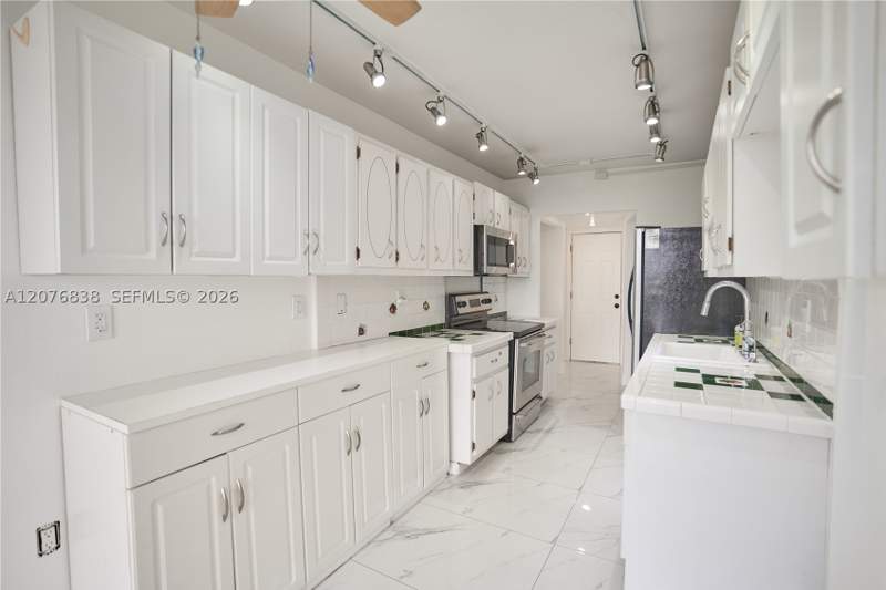 2 bedroom Condominium at 1750 NE 191st St 829-4, Jade Winds Group-Daisy GA, Miami — photo 2