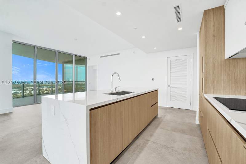 2 bedroom Condominium at 2411 Laguna Circle 2511, One Park Tower, North Miami — photo 4