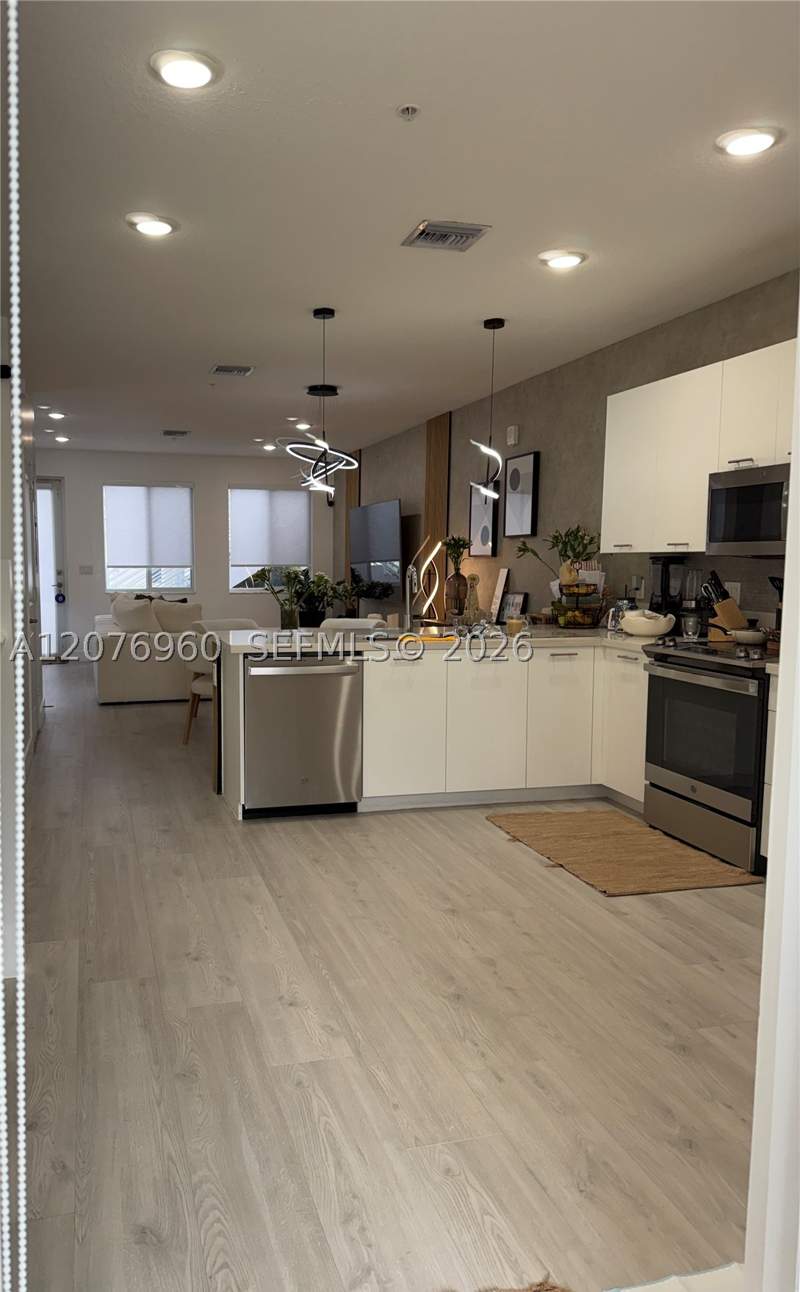 3 bedroom SingleFamilyResidence at 10300 NW 66th St, Landmark At Doral, Doral — photo 2