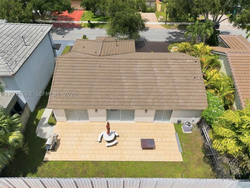 3 bedroom SingleFamilyResidence at 19181 NW 89th Ave, Lakes On The Green Gwendo, Hialeah — photo 2