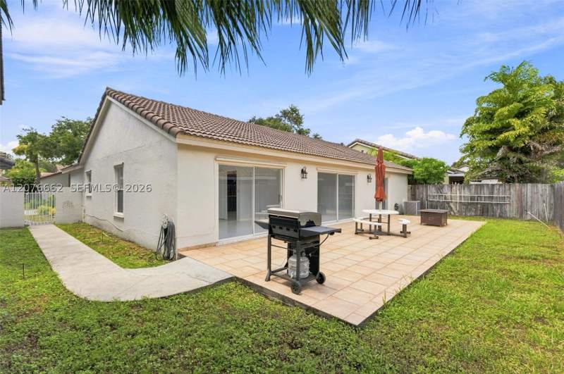 3 bedroom SingleFamilyResidence at 19181 NW 89th Ave, Lakes On The Green Gwendo, Hialeah — photo 3