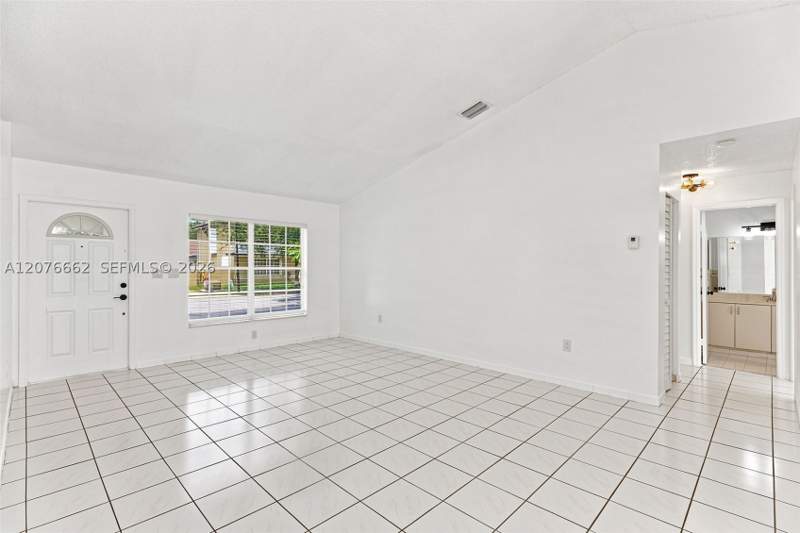 3 bedroom SingleFamilyResidence at 19181 NW 89th Ave, Lakes On The Green Gwendo, Hialeah — photo 5