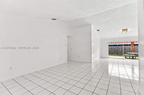 19181 NW 89th Ave, Hialeah FL - photo 7 of 40