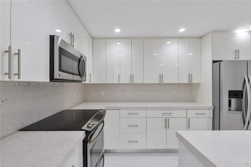 2 bedroom Condominium at 90 Edgewater Dr 104, Gables Waterway Towers Co, Coral Gables — photo 3
